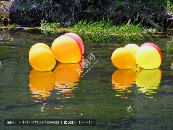 氣球在水上