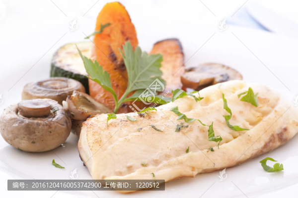 tilapiini肉片和蔬菜