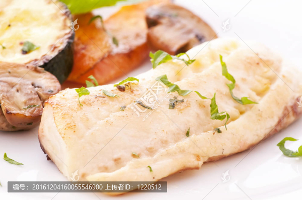 tilapiini肉片和蔬菜