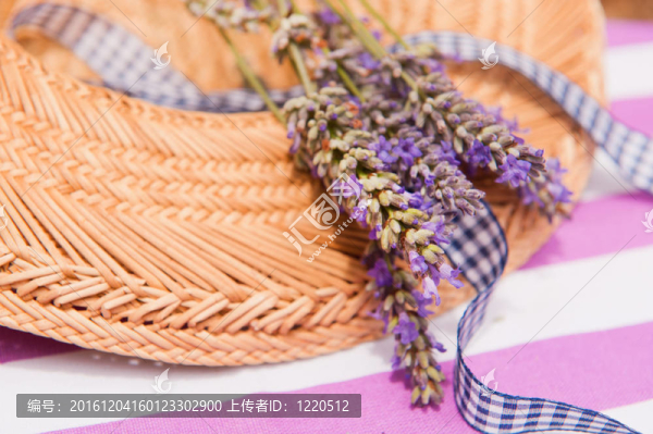 紫色紫色夏日帽的細(xì)節(jié)