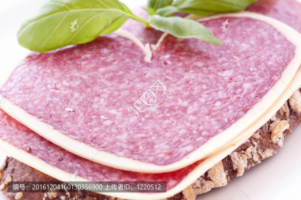 在意大利臘腸農(nóng)家面包