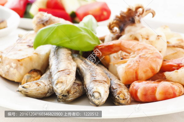 蔬菜和酸奶醬海鮮拼盤(pán)