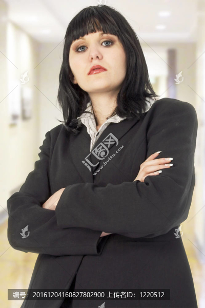 嚴(yán)重的年輕婦女雙臂交叉與剪輯路徑
