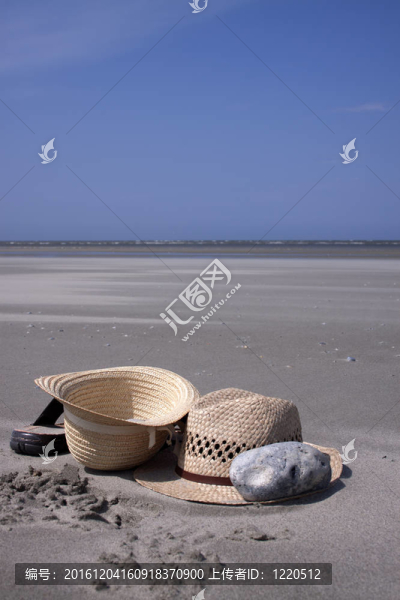 沙灘上的玩具桶