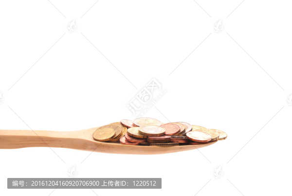 在白色背景上的木制勺子上的錢