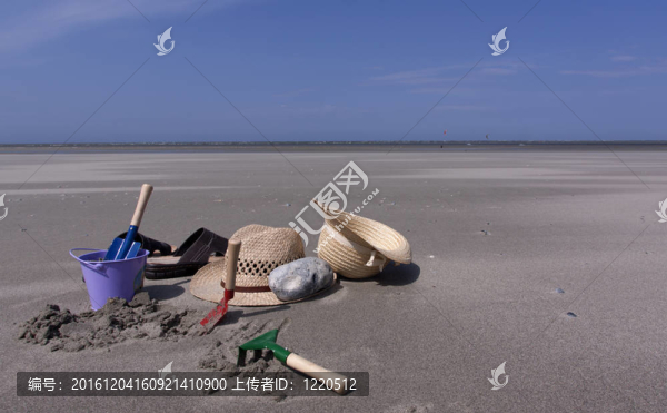 沙灘上的玩具桶