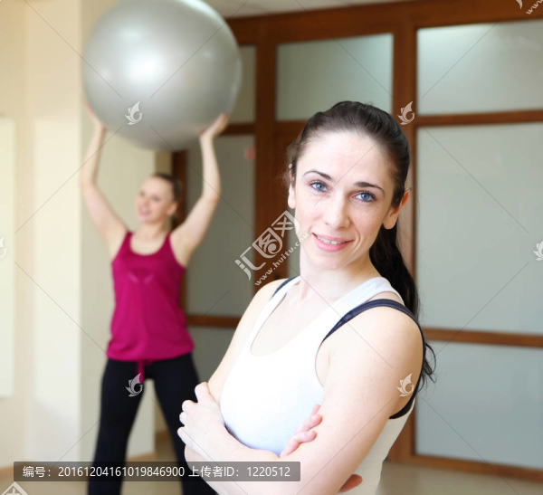 年輕女子做運動