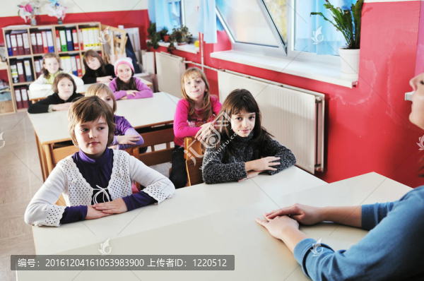 在學校教室里和老師一起快樂的孩子們