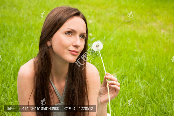 女孩與蒲公英