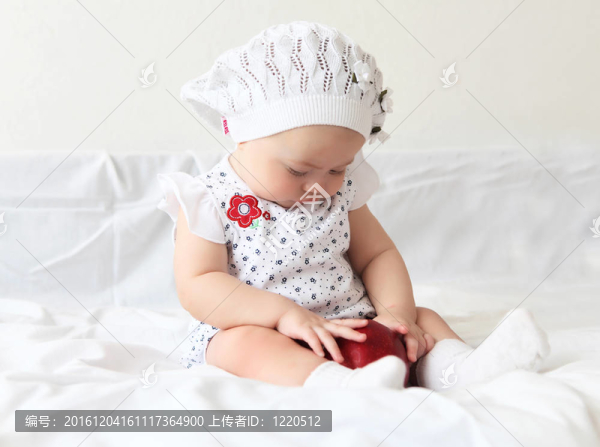 戴帽子的嬰兒