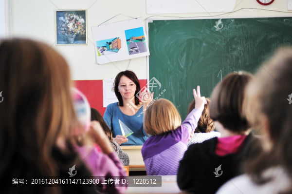 在學(xué)校教室里和老師一起快樂的孩子們
