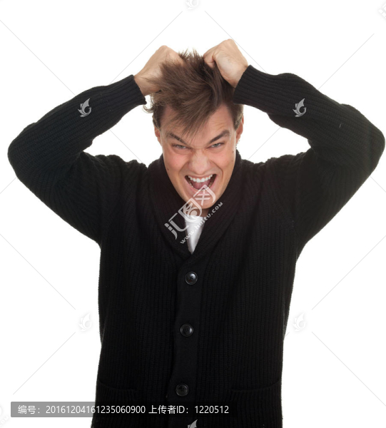 在白人背景下憤怒的年輕人