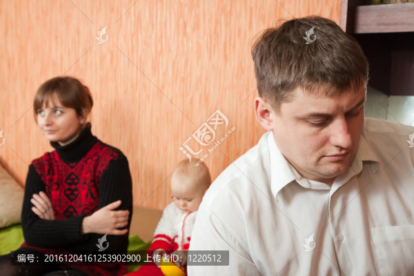 年輕的婚姻在家里吵架