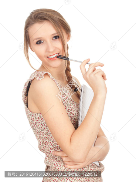 微笑美麗的年輕女子在禮服與空白卡