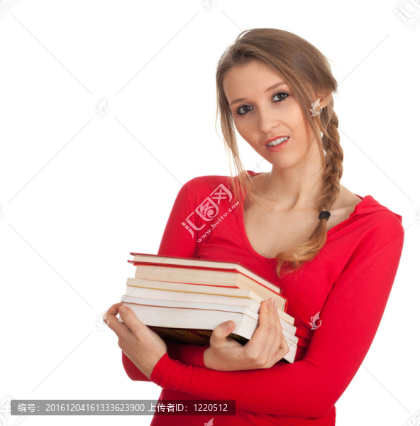 在一堆書辮子的年輕女子