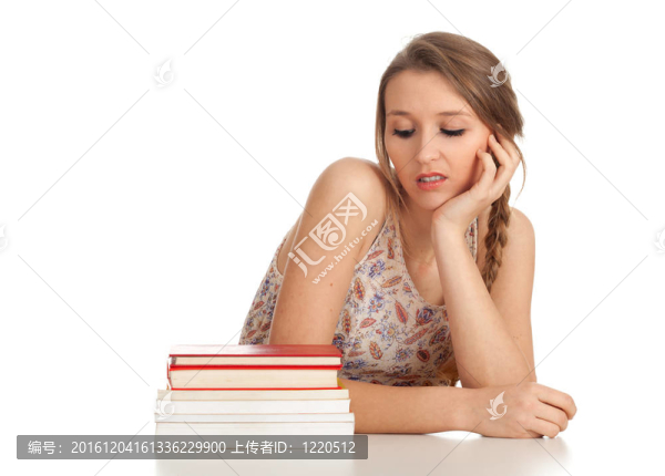 在一堆書辮子的年輕女子