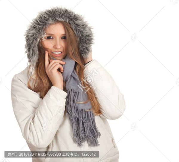美麗的女人在冬季夾克與毛皮罩