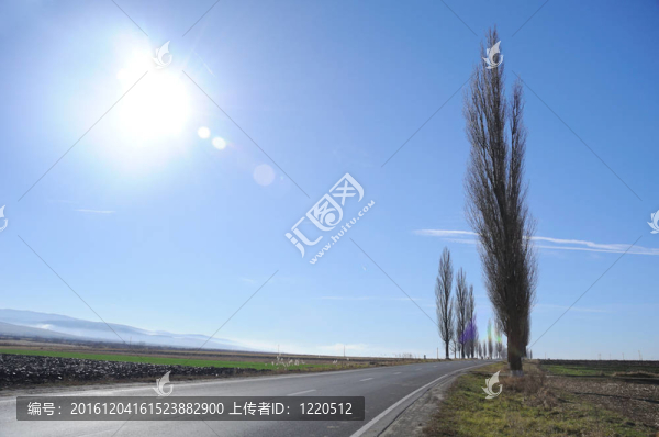 在陽光明媚的鄉(xiāng)村自然背景空蕩蕩的道路