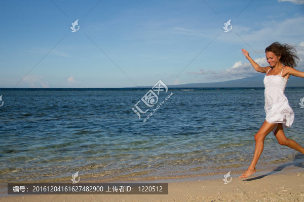 海灘上美麗女子的跳躍