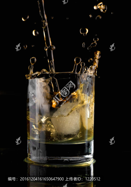 威士忌杯。
