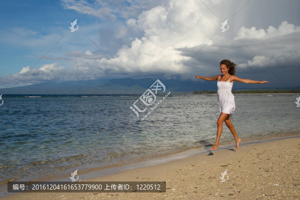 海灘上美麗女子的跳躍