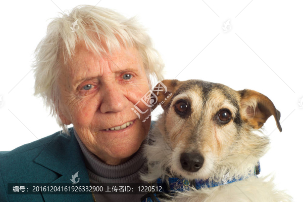 帶狗的老年婦女