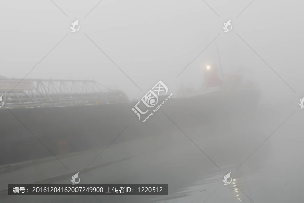船在霧中