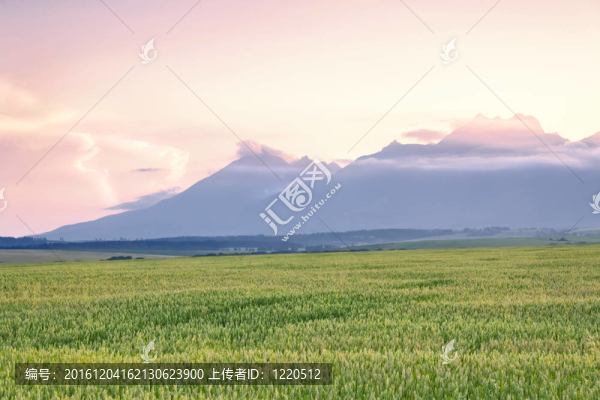 山的日落