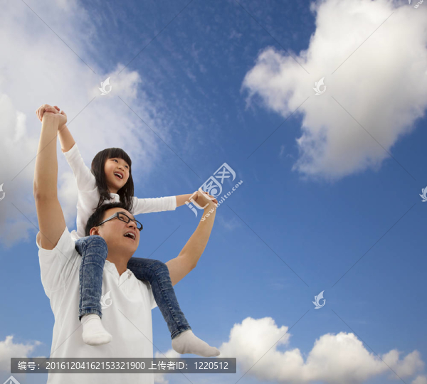 在cloudfield亞洲父親和女兒