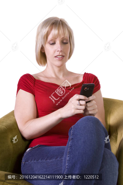 美女在沙發(fā)上發(fā)短信
