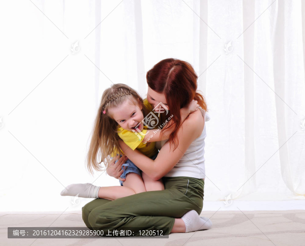 年輕的母親和女兒
