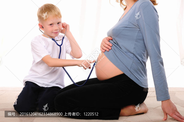 小男孩和他懷孕的母親