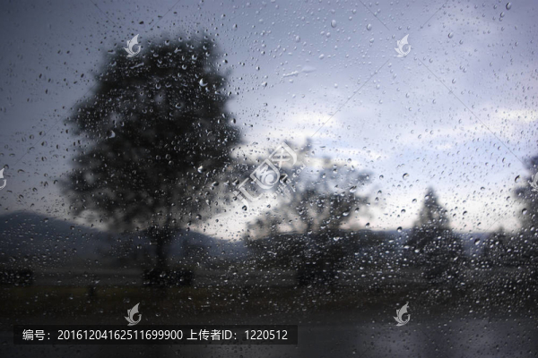 路邊的雨