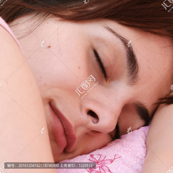 美麗的年輕女人睡覺。