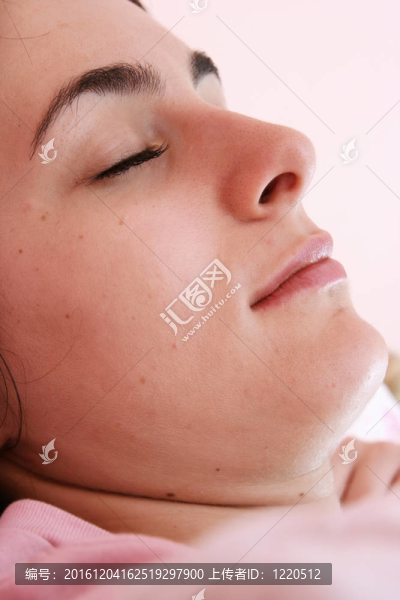 美麗的年輕女人睡覺。