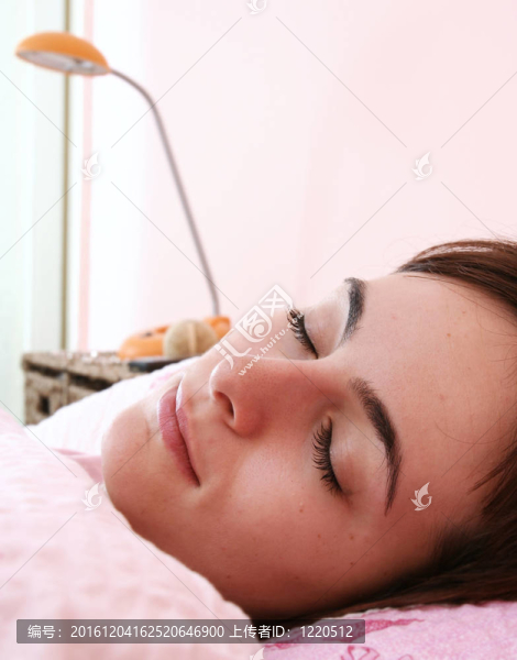 美麗的年輕女人睡覺。