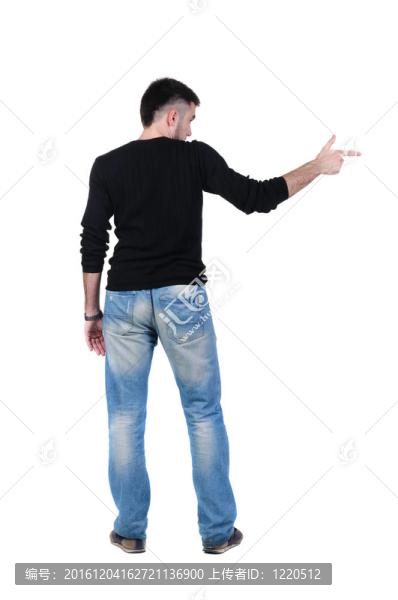 指著墻的年輕人。后視圖。