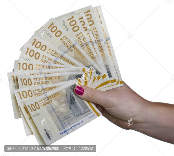 手持丹麥貨幣