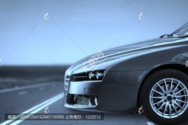 高速公路上的汽車。