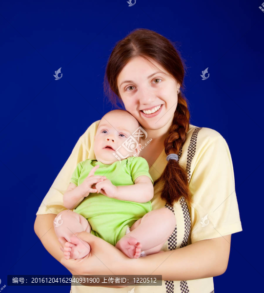 幸福的母親和她的小女兒