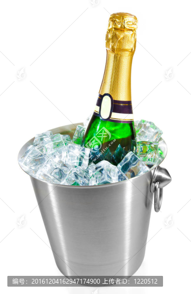 冰中香檳酒瓶
