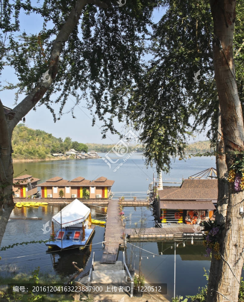 泰國湖邊小屋與排