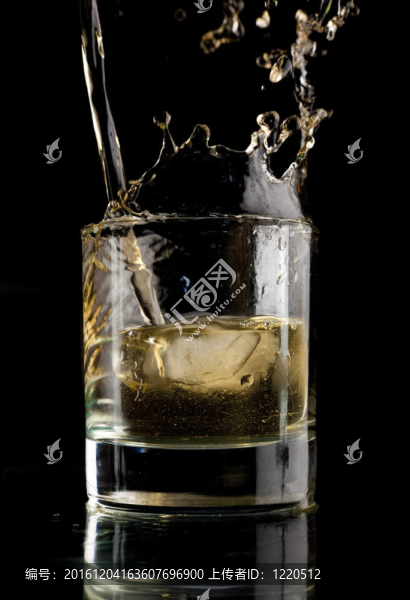 威士忌杯。