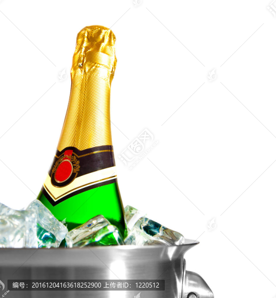 冰中香檳酒瓶
