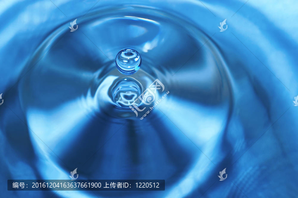 圓形透明的滴水；下落。