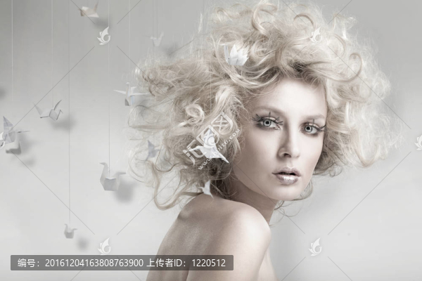 漂亮的金發(fā)美女與origam