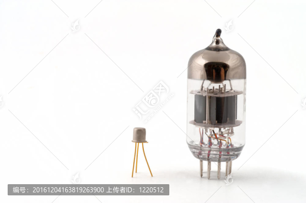 真空管旁邊的晶體管