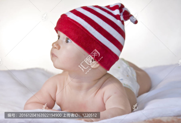 戴紅帽的嬰兒