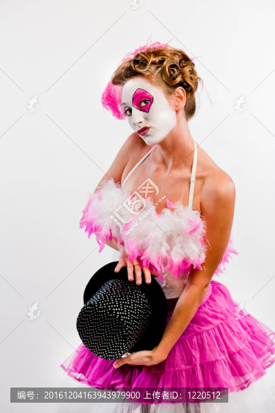穿小丑裝的年輕女人