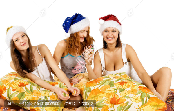 三個年輕女人在枕頭上玩